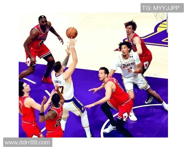 湖人揭幕战暴露巨大漏洞!东契奇成最大漏勺,进季后赛也是被横扫 湖人揭幕战暴露巨大漏洞!东契奇成最大漏勺,进季后赛也是被横扫