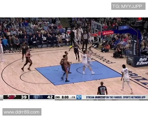 NBA新景象！杨瀚森与扎克·埃迪两位黄皮肤中锋跳球开场