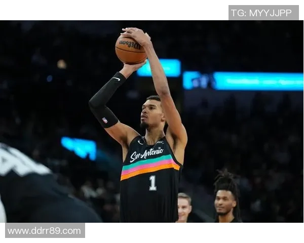 文班亚马上午参加球队训练，是否出战灰熊赛前才能决定