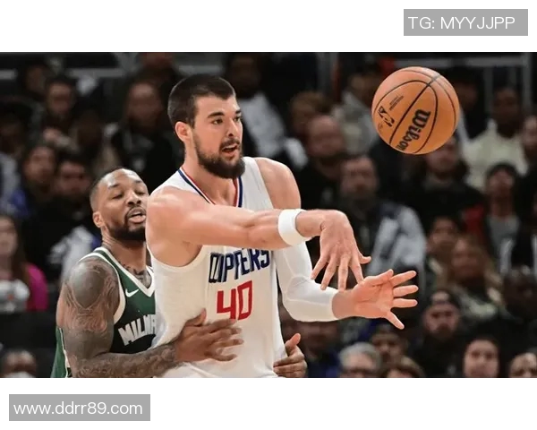 船记：昨日赛后在更衣室里，祖巴茨走路时略显跛行